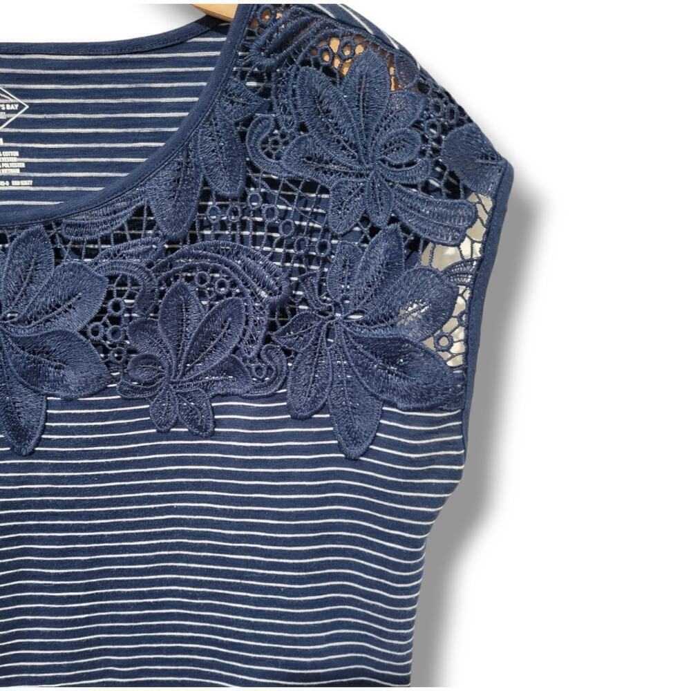 St. John’s Bay Women’s Blue Striped Lace Detail Sleeveless Top Sz Medium - Picture 4 of 8